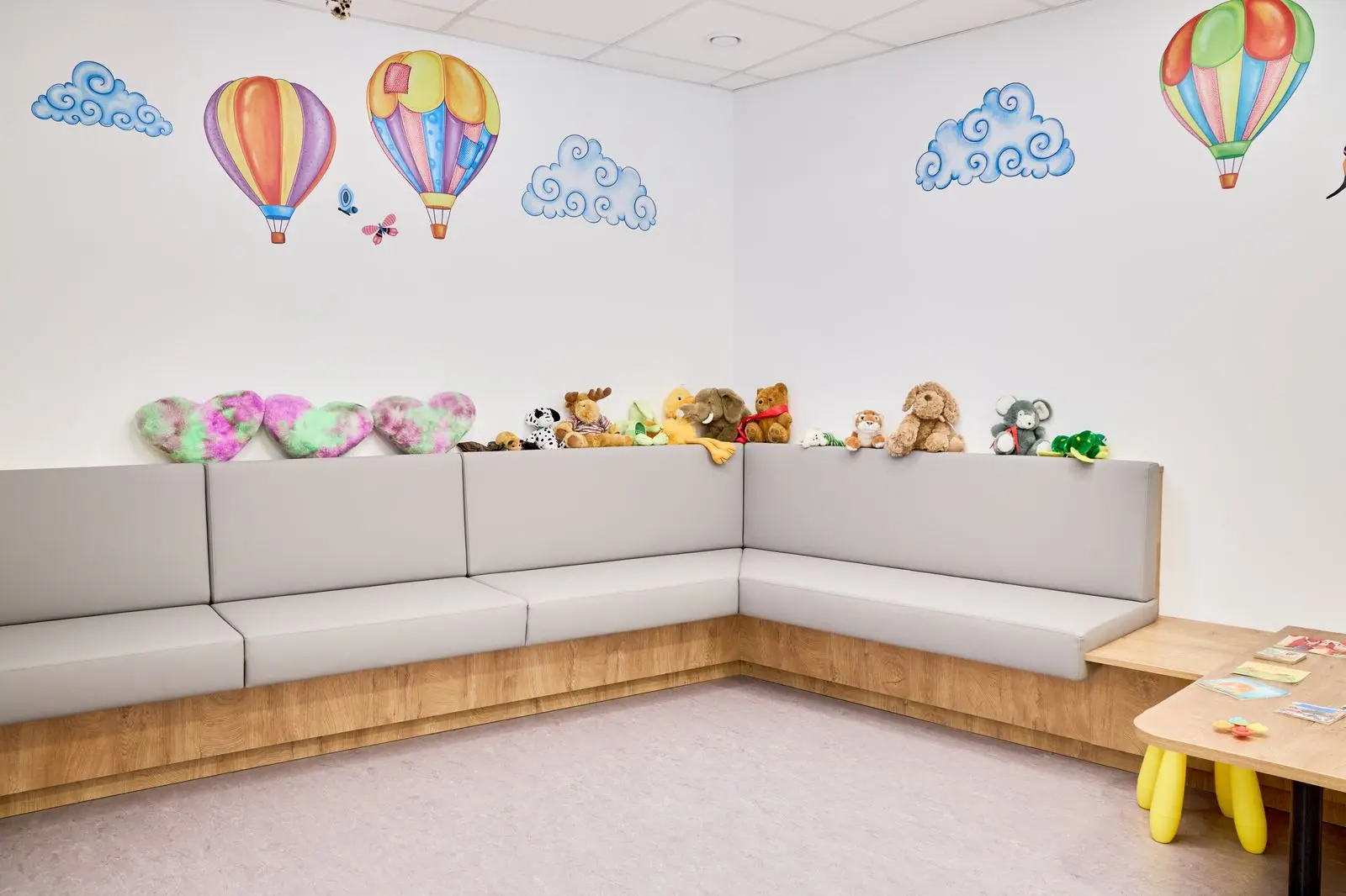 Wartebank mit Stofftieren im Kinderwarteraum des HNO-Zentrum Heiligenstadt. Foto von Hans-Jürgen Vollnhofer.
